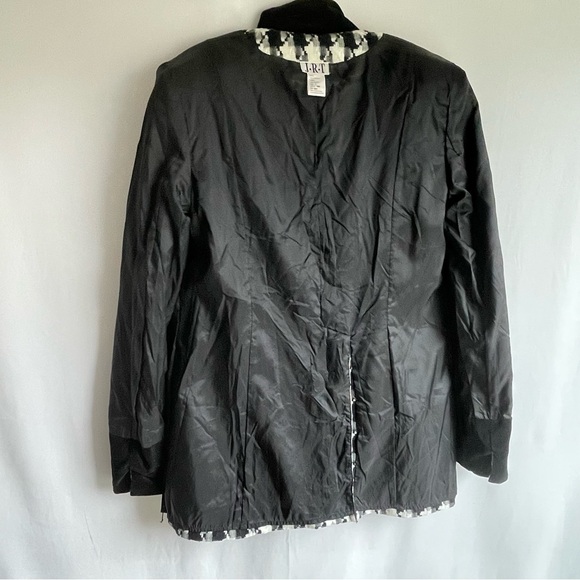 Vintage Chic Black and White Houndstooth Blazer - Picture 11 of 11